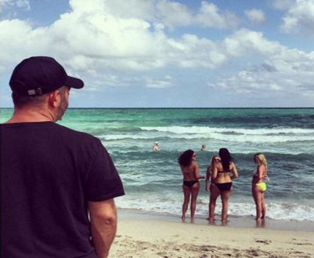 Cem Yılmaz 'Son Umut' filminin çekimleri için geçen yaz Avusturalya'ya gitmişti. Yılmaz Instagram'dan "Alıcı değiliz bakıyoruz" mesajıyla yayınladığı bu fotoğraf çok konuşulmuştu...