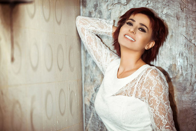 Köylülerden satın aldığı pekmezi suya karıştırıp içtikten sonra fenalaştığını Twitter'da anlatan Tilbe, "Zehirlendim. Bugün az daha dünya değiştiriyordum. Pekmez yedim, fenalaştım. Pekmez zehirler mi? Anlamadım" yazdı.