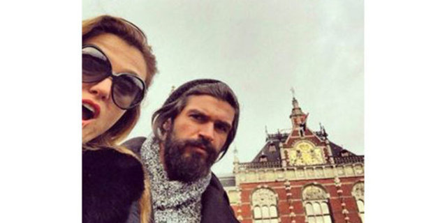 Henüz eşinden ayrılmadan yeni bir aşka yelken açtığı iddia edilen Tuğba Özay'ın, paylaşımları çok konuşuldu.