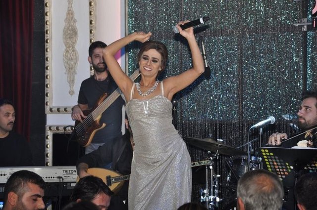 Bir takipçisi suyla karıştırırsa enzimlerin aktif hale gelmesiyle pekmezin bozulacağını söyleyince de Tilbe, "Evet suya karıştırıp içtim" cevabını vermişti...