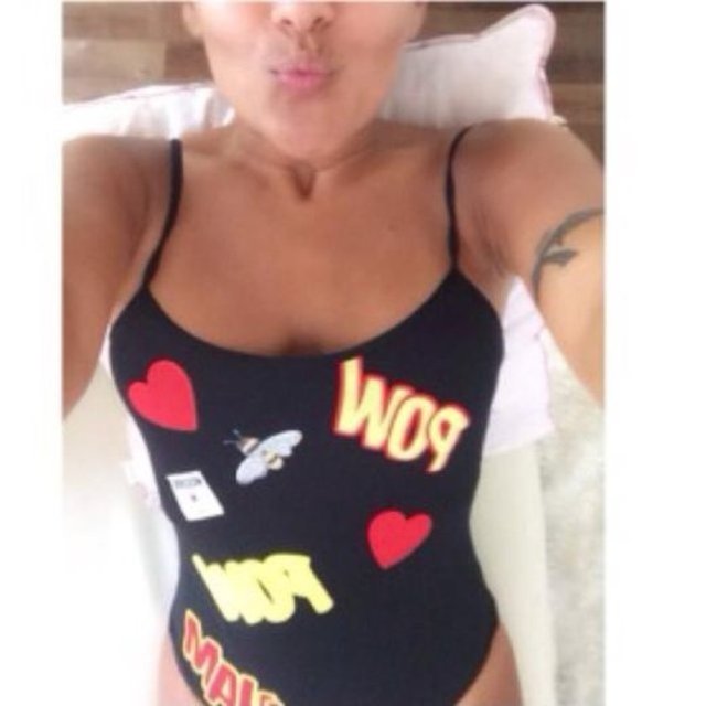 Hülya Avşar'ın bikinili paylaşımlarından birkaç gün sonra Demet Akalın da zayıfladığı fotoğrafları yayınlayınca birçok takipçisi 'Demet Akalın, Hülya Avşar'ı kıskandı.' yorumunda bulunmuştu.