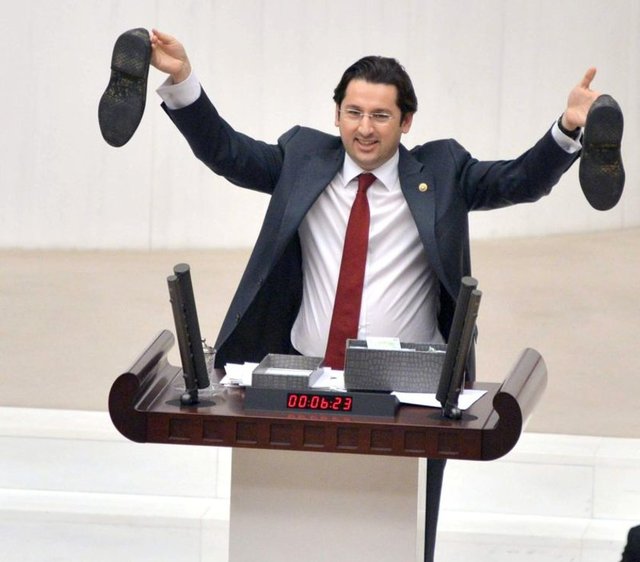 Erdemir, Genel Kurul kürsüsünde fotokopi ile çoğaltılmış euroları havaya saçtı. Hükümetin Türkiye'yi fakirleştirdiğini iddia eden Erdemir, yanında getirdiği lastik ayakkabıları da milletvekillerine gösterdi. İHA