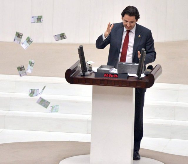CHP Bursa Milletvekili Aykan Erdemir, hükümeti protesto etmek için TBMM Genel Kurulu'nda fotokopi olarak çoğaltılmış euroları havaya saçtı.