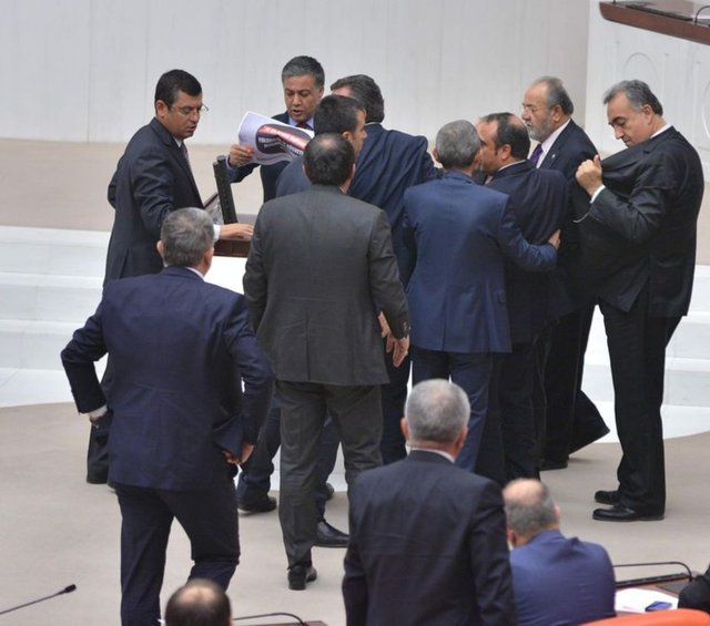 Ali Özgündüz'e ilk müdahaleyi AK Parti Meclis İdare Amiri Ömer Faruk Öz yaparken, kürsüde yaşanan tartışmaya CHP'li ve AK Partili milletvekilleri de katıldı.