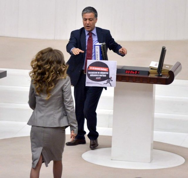 Özgündüz'ün yeniden kürsüye pankart asması bu sefer AK Partili kadın milletvekillerini de kızdırdı.