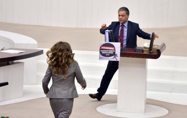 Oturumun yeniden başlaması üzerine Başkanvekili Güldal Mumcu, Ali Özgündüz'e yeniden söz verdi.