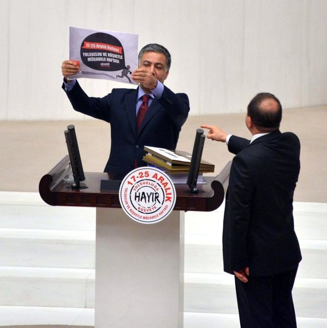 CHP İstanbul Milletvekili Ali Özgündüz, TBMM Genel Kurulu'nda kürsüye pankart asmaya kalkınca AK Partili milletvekilleri ile tartıştı.