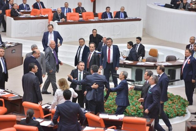 Meclis Başkanvekili Güldal Mumcu, oturuma ara vererek kavganın büyümesini engelledi.