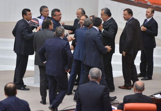 AK Parti Adana Milletvekili Şükrü Erdinç, MHP'li milletvekillerinin daha önceden kürsüye astığı pankartı alarak yırttı.