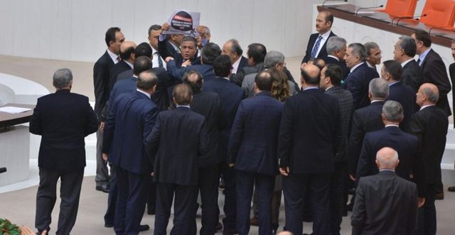 Kürsüde AK Partili ve CHP'li milletvekilleri arasında yaşanan tartışma sonrasında AK Partili Şükrü Erdinç, MHP sıralarına yürürken diğer milletvekilleri tarafından önlendi.