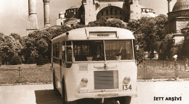1947 - Özel amaçla tahsis edilen "husisi" tabelalı İETT otobüsü Ayasofya önünde