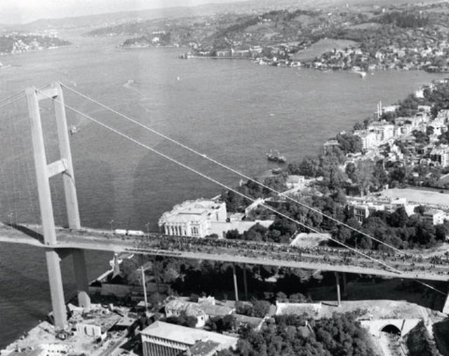 1973 - Boğaziçi Köprüsü (Alman Hoctief ve İngiliz Cleveland firmaları tarafından yapılan) açıldı.