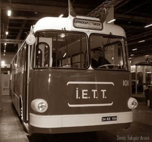 Yerli troleybüs, Şişli'deki atölyelerde tamamen Türk işçi ve mühendislerinin emeğiyle, eski model bir otobüs şasisi üzerine inşa edildi. 101 kapı numarası konulan yerli troleybüs'e "Tosun" ismi verdildi.