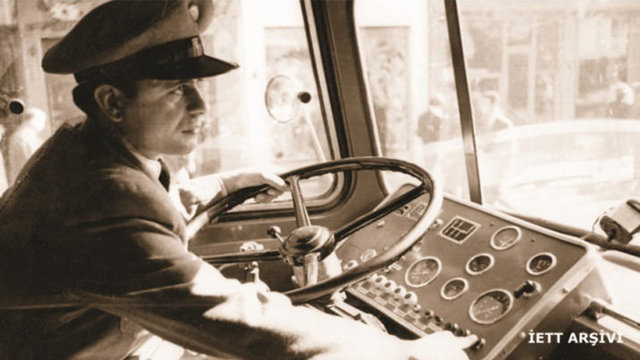 1960 - Başrollerini Ayhan Işık ve Türkan Şoray'ın paylaştığı "Otobüs Yolcuları" filminde rol alan İETT şöförü