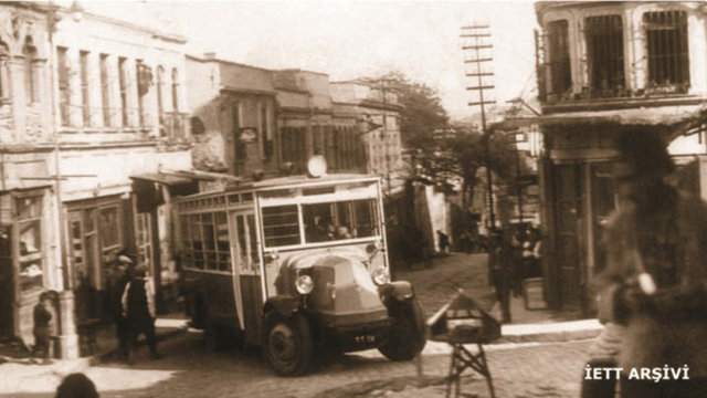 1927 - Tranvay işletmesine destek olmak amacıyla Fransa'dan getirilen (Renault Scemia) İstanbul'un ilk otobüslerinden biri Maçka Yokuşu'nu tırmanıyor