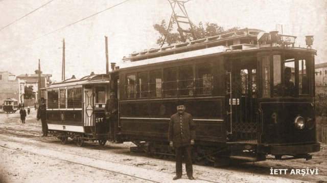 1914 - Atlı tramvaydan elektrikli tramvaya geçiş, elektrikli tramvaya eklenmiş eski atlı tramvay vagonu, Şişli