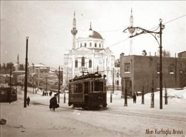 2. Dünya Savaşı'nın olduğu yıllarda yedek parça sıkıntısı nedeniyle Renaultlar hizmetdışı bırakıldı. İstanbullular kısa bir süre otobüssüz kaldı ve şehiriçi ulaşım eskiden olduğu gibi tramvaylarla sağlanmaya çalışıldı.