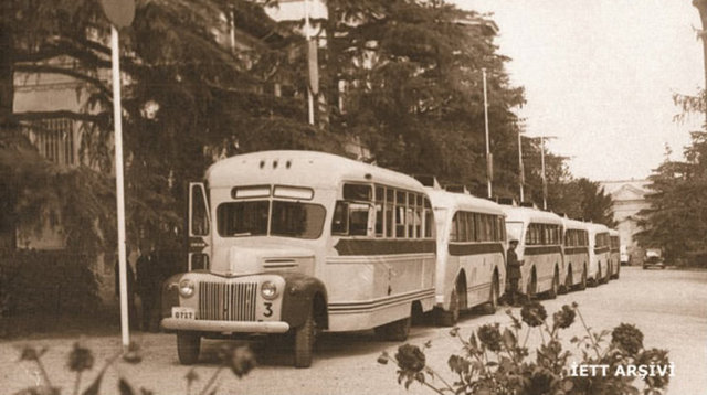 1946 - İETT'nin uğradığı büyük yangında araçlarını kaybeden Ankara Belediyesi'ne gönderdiği Ford marka otobüsler