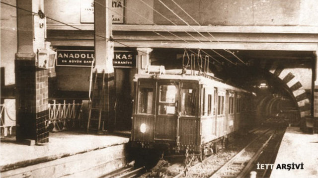 1950 - Tünel'in başlangıçta elektrifikasyona geçişe kadar 94 yıl süreyle aralıksız hizmet veren ahşap vagonlar