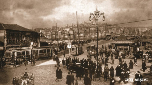 1915 - Her zaman cıvıl cıvıl Eminönü ve Galata Köprüsü üzerinde elektrikli tramvaylar