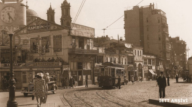 1935 - Taksim Meydanı, İstiklal Caddesi girişi