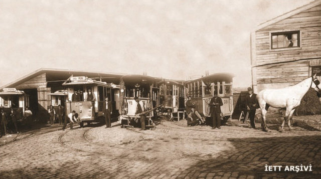 1890 - İETT Şişli deposu, atlı tramvaylar sefere hazırlanıyor.