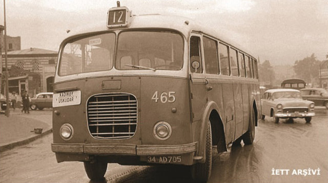 1957 - Görüntüsüyle İstanbul fotoğraflarına güzellik katan sevimli Skoda, Üsküdar Meydanı'nda