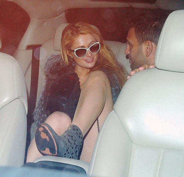 İçindeki pembe iç çamaşırı görünen sosyetik güzel, uyarılara aldırış etmedi.