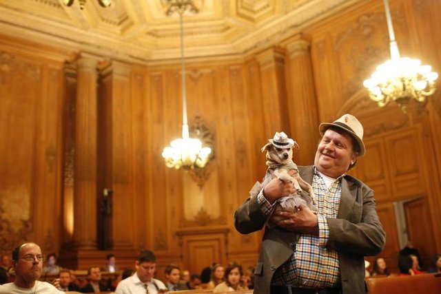 California, San Francisco da şehrin hayvan barınağını desteklemek için bir günlüğüne 'San Francisco Belediye Başkanı' olarak seçilen Frida isimli Chihuahua, sahibi Dean Clark tarafından gösteriliyor, 18 Kasım 2014. REUTERS/Stephen Lam -  -