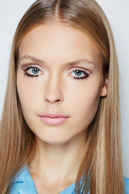 60'lı yıllardan esinlenilerek yapılan ve alt kirpiklerin belirgin bir şekilde ortaya çıkarıldığı Twiggy makyajı da popüler stillerden biri.