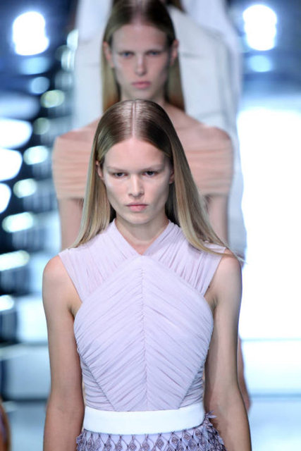 Dümdüz taranmış, parlak, ıslak görünümlü ve kulak arkasına atılmış saçlar, eğer uzun saçlara sahipseniz, yeni sene için alternatif saç modeliniz olabilir.