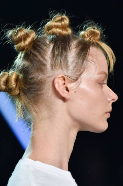 Björk'ü hatırlarsınız, sesi kadar sıra dışı tarzı ile de ilgi çeken kadın vokalden esinlenerek yaratılan düğümler, sıradanlıktan uzak olmayı sevenler için ideal modellerden biri olabilir.