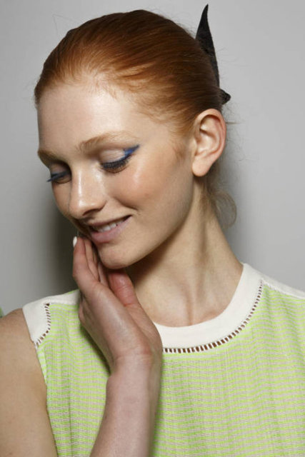 Kızıl ve uç tonları 2015'in en göze çarpan saç renkleri arasındaki yerini alırken, bu rengi göz kenarlarında yoğunlaşan indigo mavi çizgiler tamamlayacak.