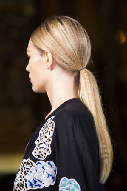 Sıkı ve düşük at kuyruğu en popüler saç modellerinden biri olacak. Bu modellerde, düz saçları aralara atılan kıvrımlar hareketlendirecek.