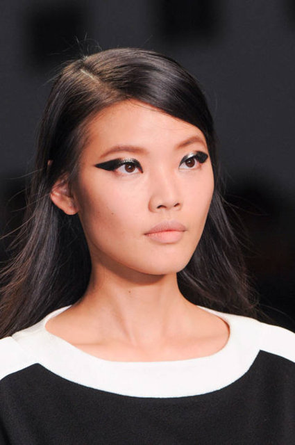 Eyeliner ile uzatılan ve irileşen gözler, biraz abartılı gibi görünse de uygulandığında fikir değiştirebilir şekilde iddialı ve bir o kadar da göz alıcı stiller arasında.