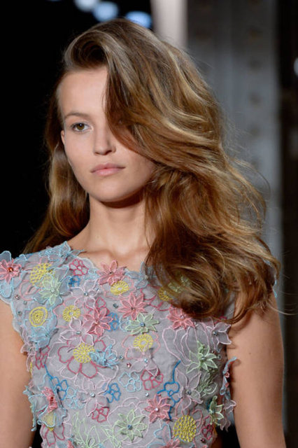 Maşa dokunuşu ile yaratılan ve fırça yardımı ile hacimlendirilmiş, doğal bukleler havalı saç modellerinden bir diğeri.