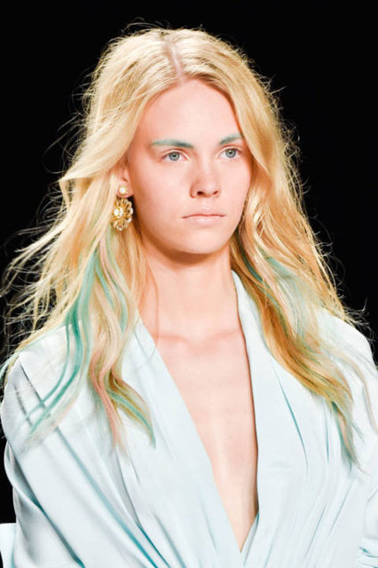 Saçların arasına atılan renkli balyaj ve gölgeler iddialı modellerden biri olacak.