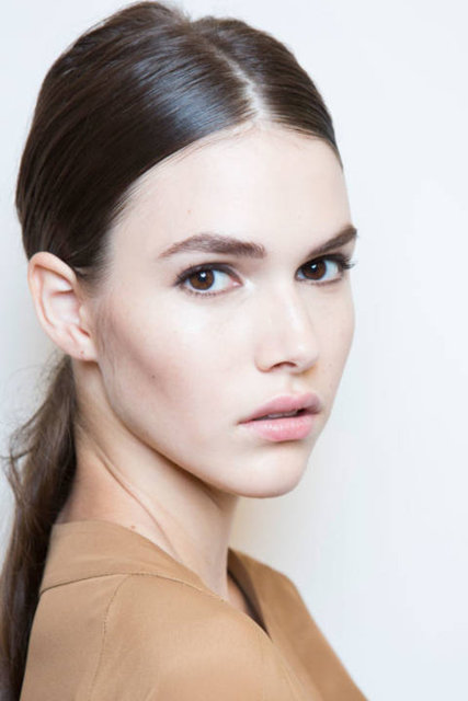 70'lerin havasını hissettirecek, ortadan ayrılmış ve son derece gelişigüzel toplanmış atkuyrukları da sık göreceğimiz saç stillerinden bir diğeri.