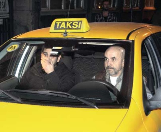 Erkan Kolçak Köstendil dışarıda gazetecilerin beklediğini öğrenince, partide birlikte eğlendiği iki güzelle görüntülenmemek için kaçış planı yaptı.