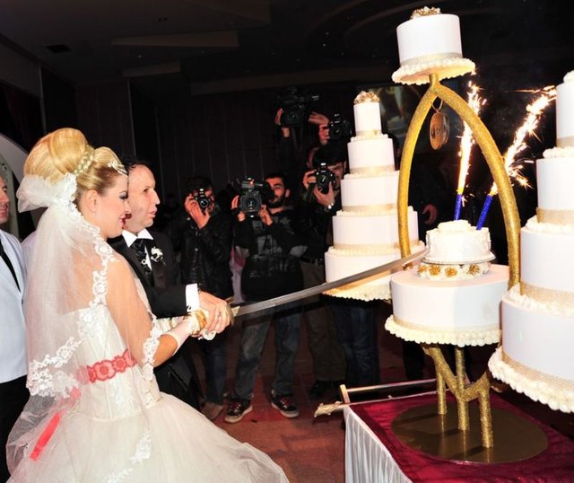 Nikah töreni öncesi gazetecilere açıklama yapan Sert, evlendikleri için mutlu olduklarını belirterek, "Mutluyuz. Balayı için daha bir şey görüşmedik. Bundan sonra İnegöl'de yaşayacağız" dedi.