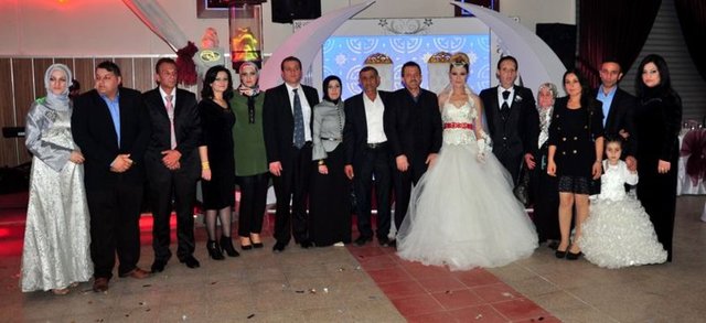 Sert'in nikah şahitliğini İnegöl Kaymakamı Ali Akça ile iş adamı Erdal Recep Bayraktar, Akyurt'un şahitliğini de İnegöl Belediye Başkan Yardımcısı Gülhan Şahin ile arkadaşı Gül Çekiş yaptı.