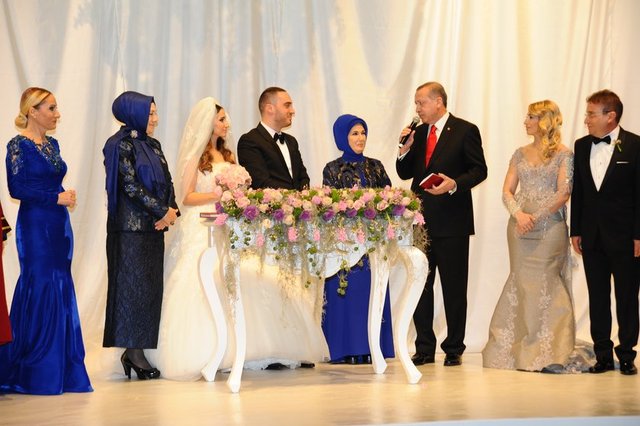 ASİYE KEFELİ, ÖZLEYİŞ TOPBAŞ, CANSU - ONUR KEFELİ, EMİNE - RECEP TAYYİP ERDOĞAN, AYTÜL - ÖZCAN PİŞİREN