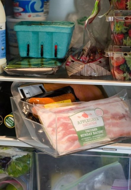 Üst raflar alt raflara göre daha sıcak olduğu için, etlerin suları rafların arasından süzülerek alt raflardaki yiyecekleri kirletebilir. Bunun yerine eti plastik bir torbaya, kaseye ya da tavaya koyarak alt raflara yerleştirin.  -