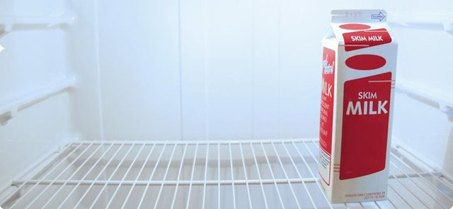 6. Bardaktaki sütü kutusuna geri koymak -