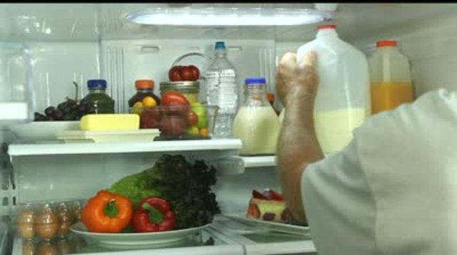 Bitiremediğiniz sütleri kutuya geri koymak mantıklı bir hareket gibi gelebilir. Fakat kartonun içerisine geri dönen süt dışarıda temas ettiği bakteriler yüzünden gıda zehirlenmesine yol açabilir.  -
