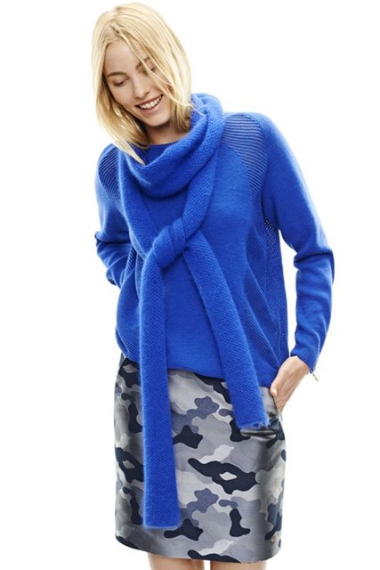 Kamuflaj desenli eteği, parlak renkli mavi bir yün kazakla tamamlayabilir, bu şık ve rahat kombinle tarzınızı konuşturabilirsiniz. Etek & kazak Tommy Hilfiger