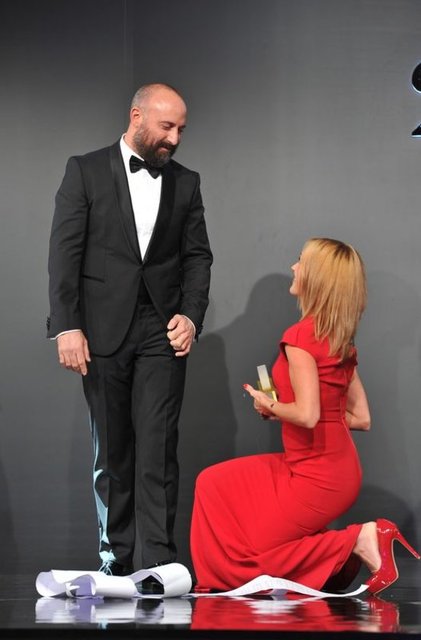 Yeni dizisinin tanıtımı için geldiği İstanbul'da Uzerli, otelde canı sıkılınca menajerine "Eğleneceğim bir yere gidelim" dedi.