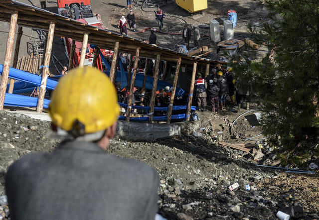 Karaman'ın Ermenek ilçesindeki kömür ocağında işçilerin mahsur kalmasıyla ilgili gözaltına alınan 8 kişiden, aralarında maden ocağı işletmecisi Saffet Uyar'ın da bulunduğu 5 kişi, bilinçli taksirle ölüme sebebiyet vermekten tutuklandı -
