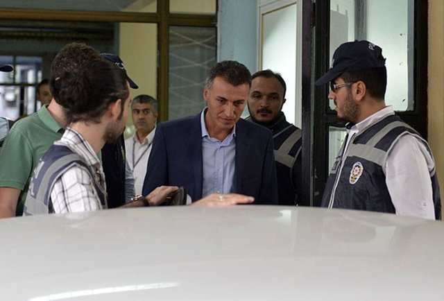 Emniyette ''paralel yapı'' iddialarına ilişkin İstanbul merkezli 16 ilde gerçekleştirilen operasyonlarda aralarında eski İstanbul Mali Şube Müdürü Yakub Saygılı'nın da bulunduğu 33 polis gözaltına alındı