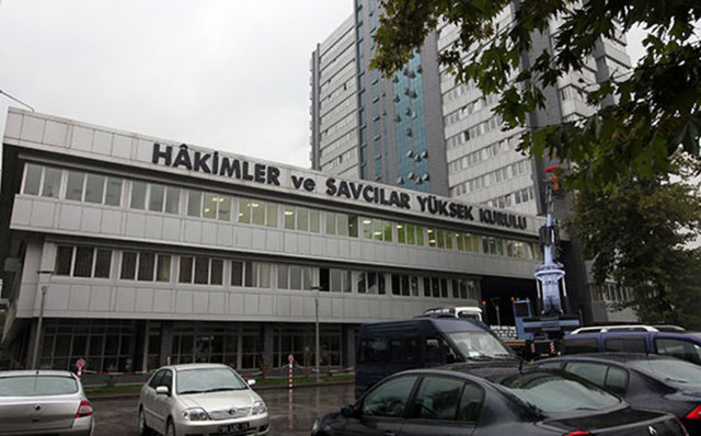 İstanbul merkezli soruşturmayı yürüten savcıların yetki alanlarının değiştirildiği, MİT tırlarında arama yaptıran özel yetkili Adana Savcısının da yetkisinin kaldırıldığı ocak ayında, HSYK'nn yapısının değiştirilmesine ilişkin hazırlanan teklifle yer aldı